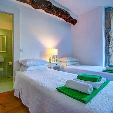Sleeps 10 Air Con * Arribao